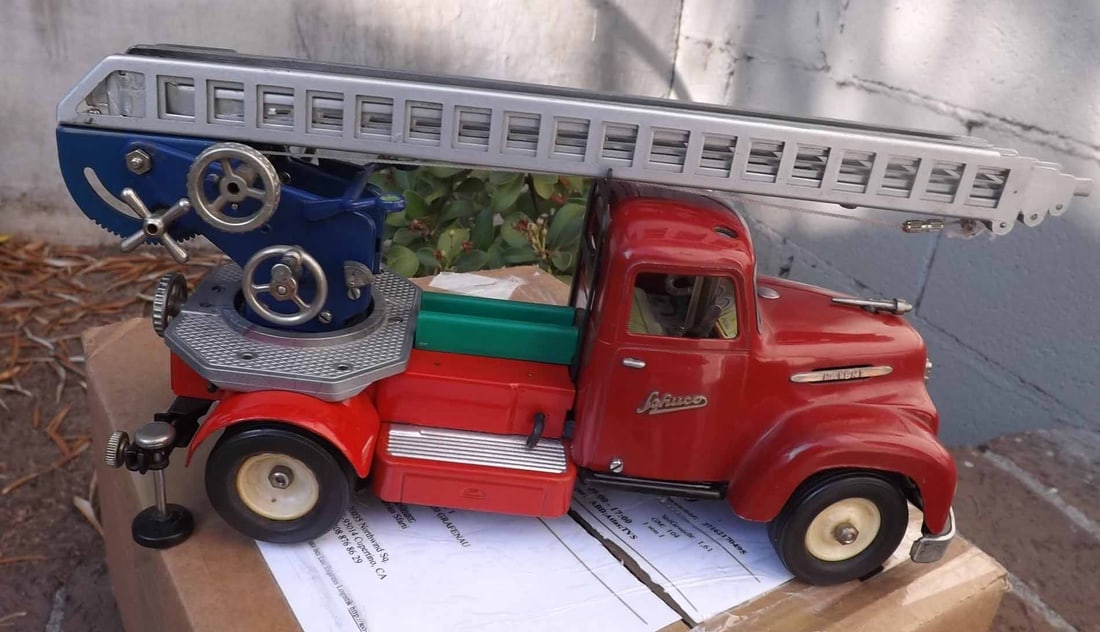 Schuco fire engine 6080 (Made in Germany 1960), battery operated, the rarer version with dark red - 3