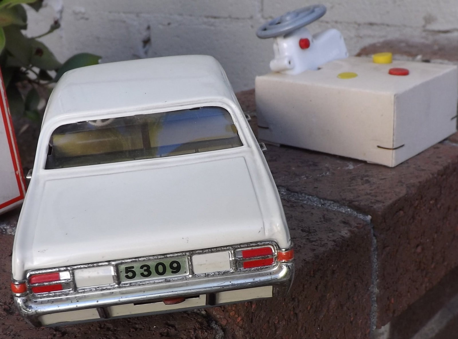 Schuco Opel Admiral , Made in Germany 1960's,c10 in c9 box, all accessories. - 3