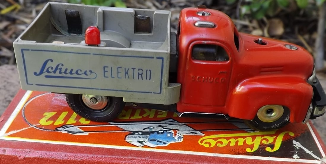 Schuco Varianto 3112 electric truck (Made in US Zone Germany), c10 in c10 original box, never played - 4