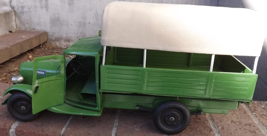 Jouets Citroen windup truck, rack and pinion steering , Made in France 1930's, restored to c9. - 2