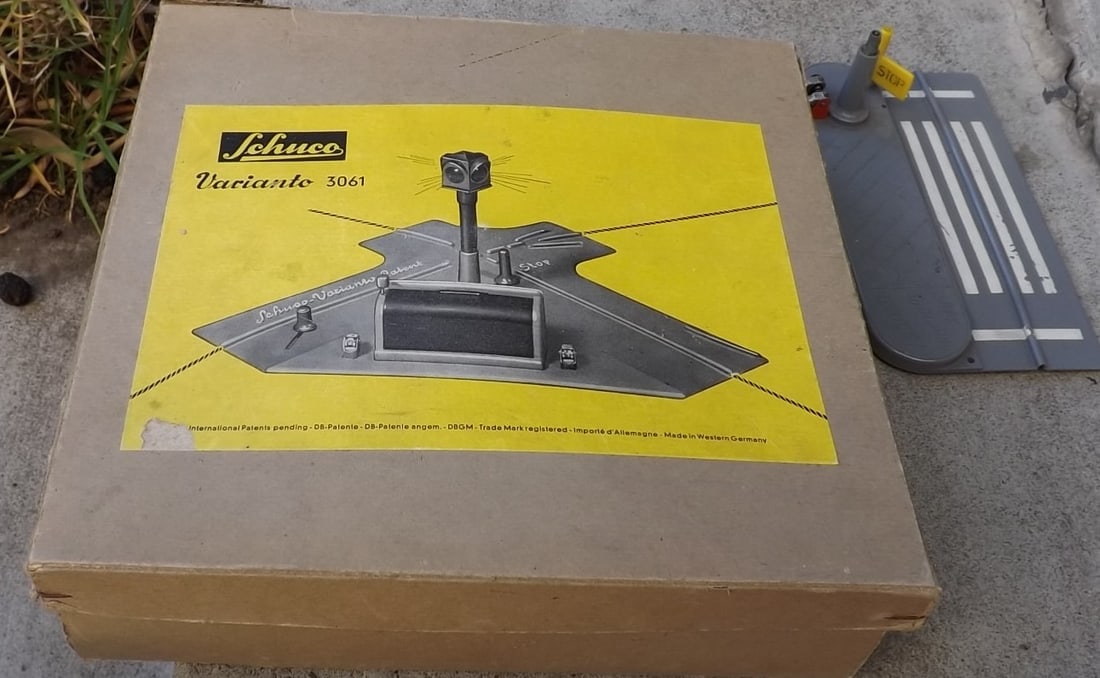 Schuco Varianto 3061 four-way electrified intersection and 3067 electrified two way stop. - 2