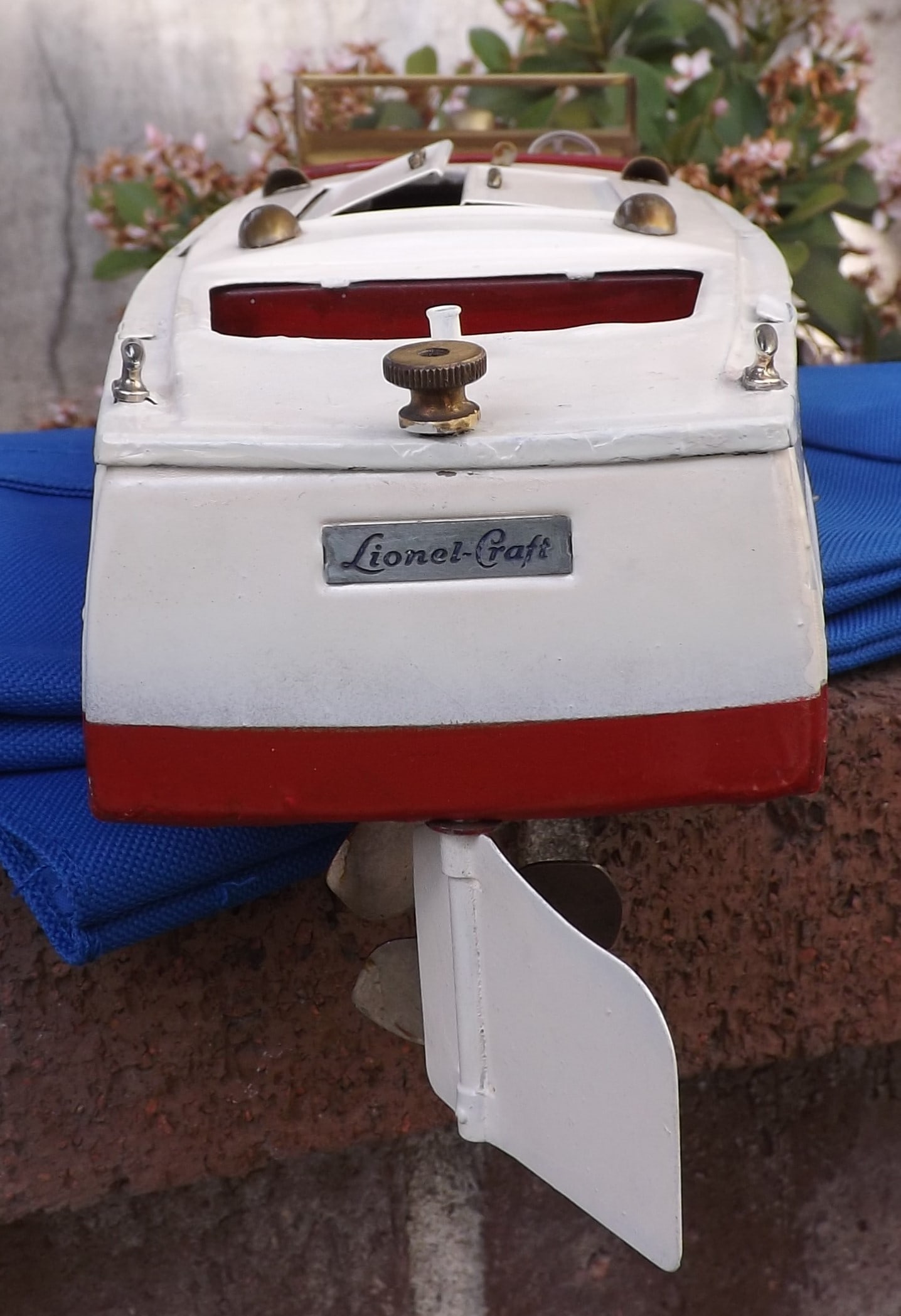 Late 1950's , 18" Lionel Craft Speedboat, like new,clockwork motor,complex cam driven rudder steers - 2