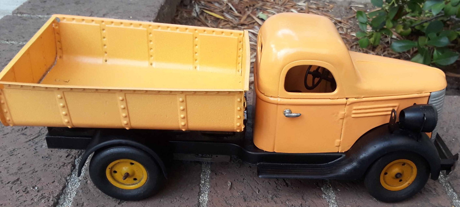 VeBe dump truck with original driver (Made in France cca 1950), c9. - 3