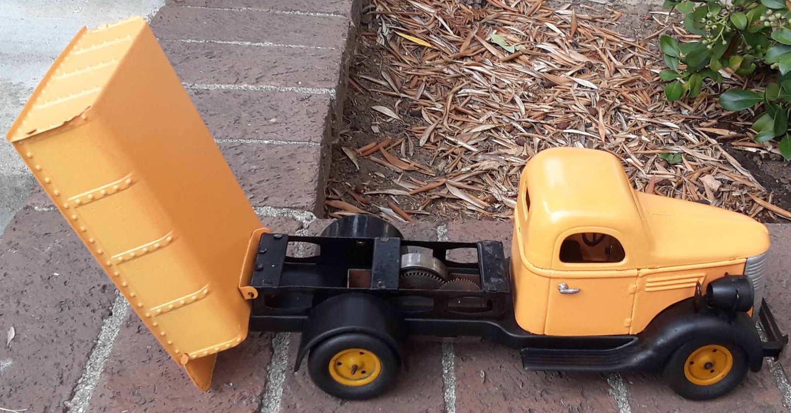 VeBe dump truck with original driver (Made in France cca 1950), c9. - 4