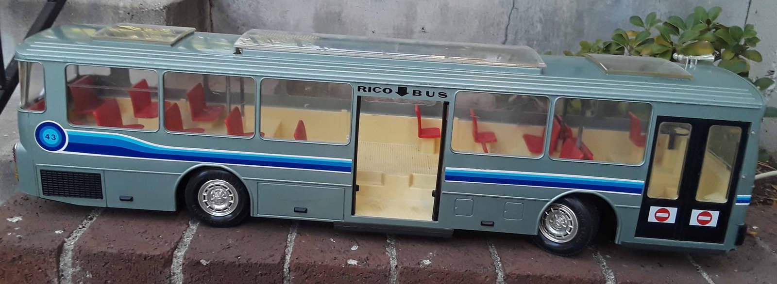 Rico Mercedes bus (made in Spain), c9, battery operated, multiple functions: 1.idling, 2.forward, - 3