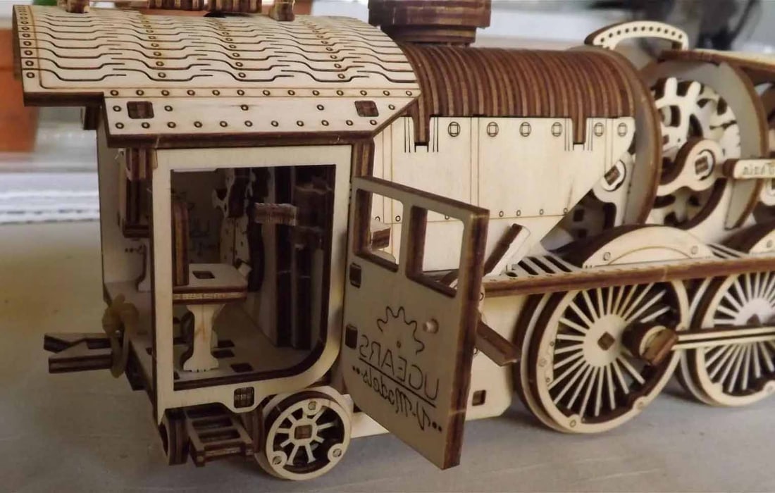 One of a kind windup locomotive, with track, c10,. - 3