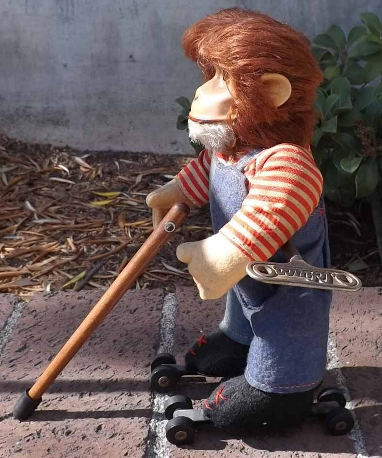 Schuco "Rolly" monkey 7042, windup "skates", c9.5. - 2