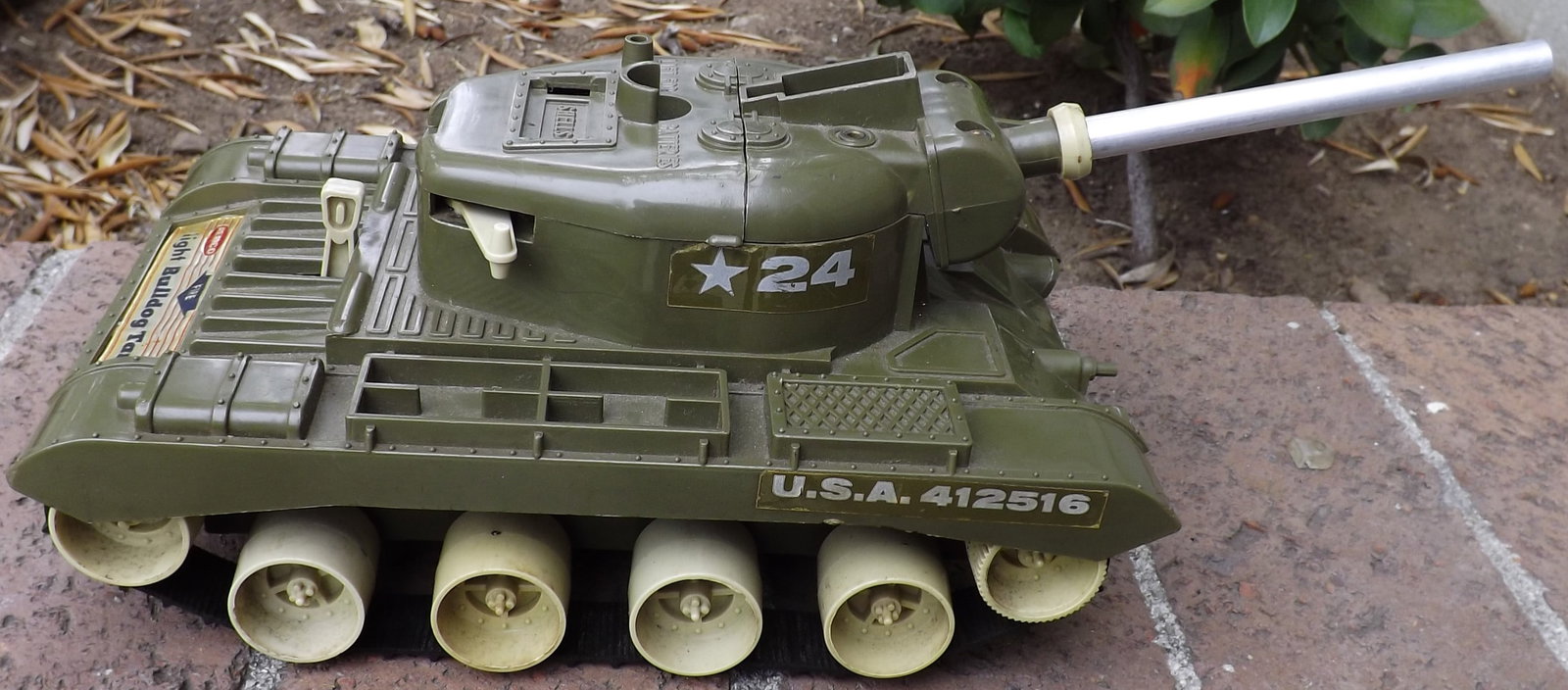 Remco "light Bulldog" tank, Made in USA, BO, fully operational, shoots projectiles, c9,. - 3