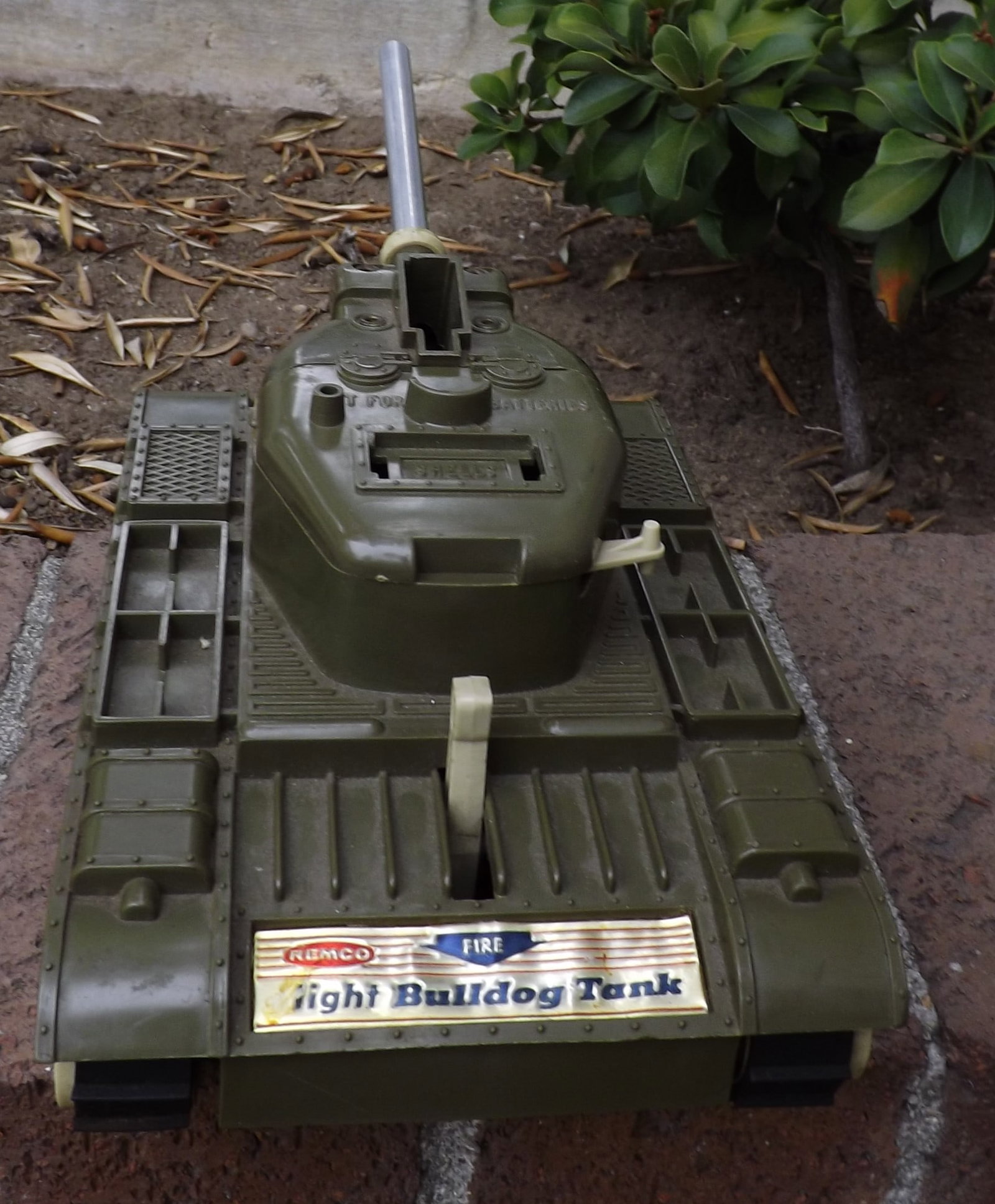Remco "light Bulldog" tank, Made in USA, BO, fully operational, shoots projectiles, c9,. - 4