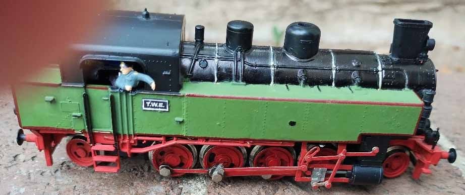 Kleinbahn HO scale tank locomotive D93 (made in Austria),with miniarure mechanic and fireman, c10 . - 3