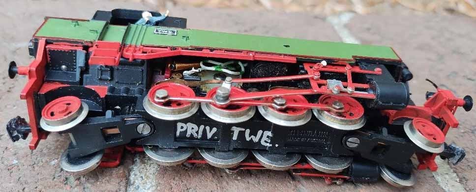 Kleinbahn HO scale tank locomotive D93 (made in Austria),with miniarure mechanic and fireman, c10 . - 4