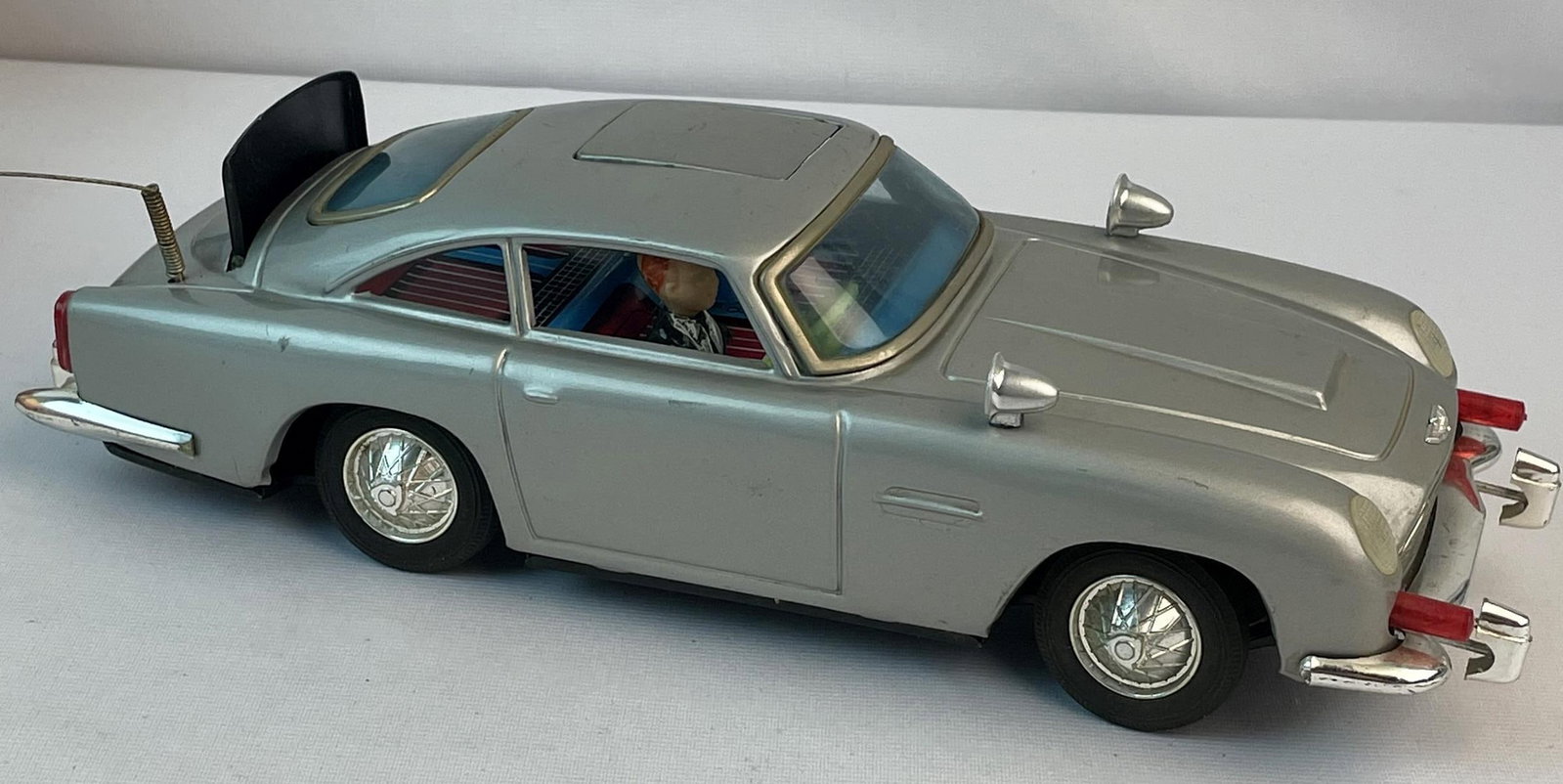 A.C.Gilbert James Bond Aston Martin DB5 (Made in Japan), the guns come out from the front ,battery - 3