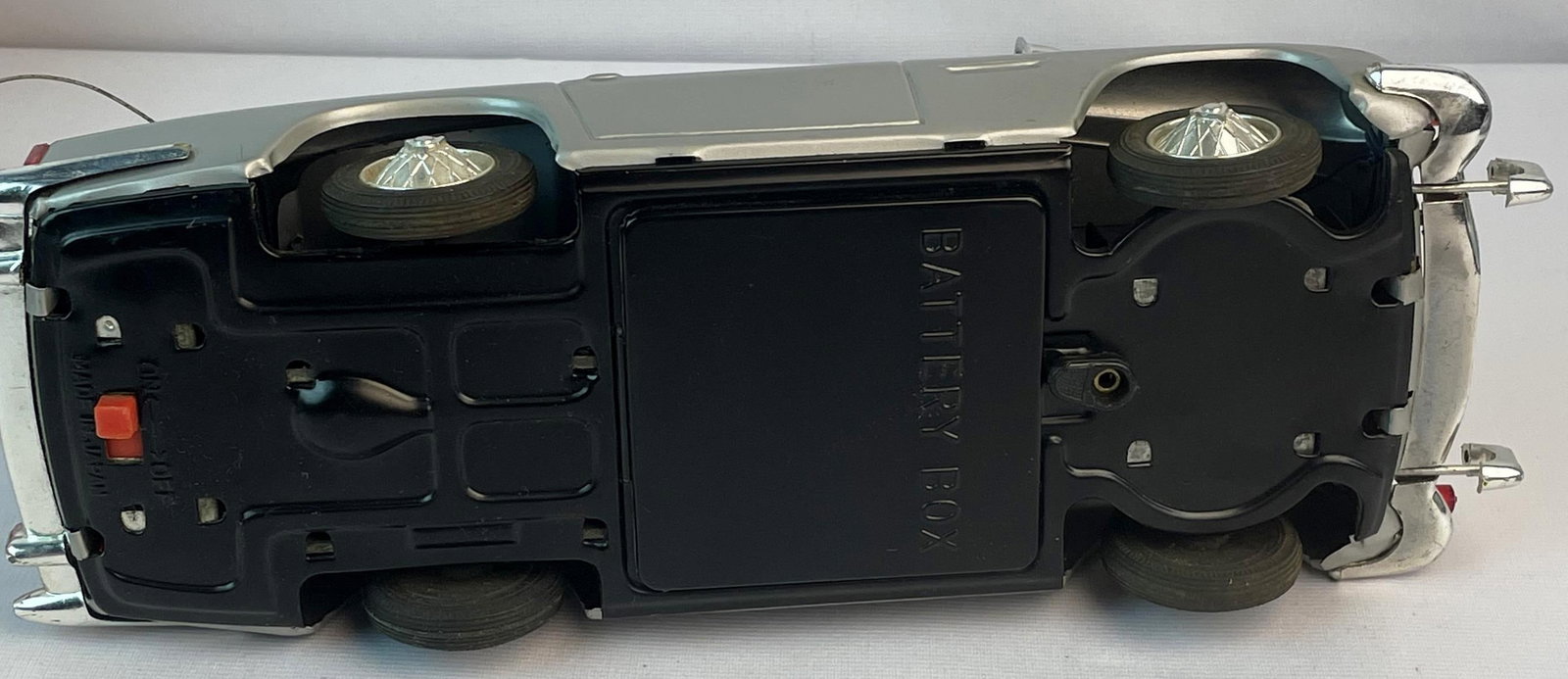 A.C.Gilbert James Bond Aston Martin DB5 (Made in Japan), the guns come out from the front ,battery - 4