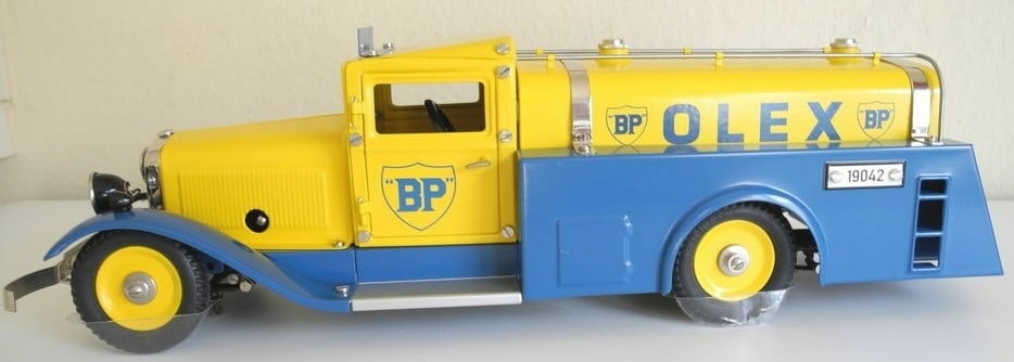Marklin "Olex" Oil Tanker Truck #19042,windup with electric lights, boxed, unplayed with, c10. - 3