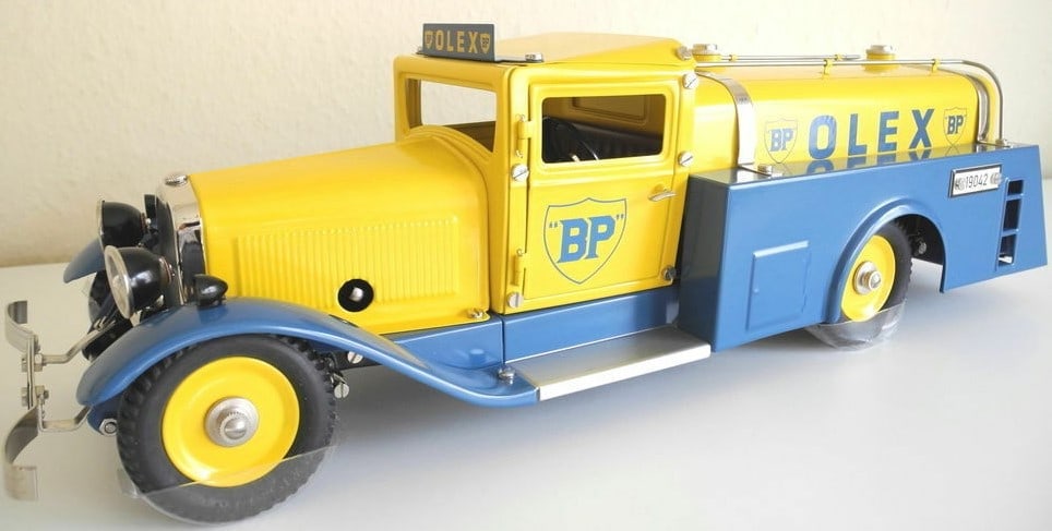 Marklin "Olex" Oil Tanker Truck #19042,windup with electric lights, boxed, unplayed with, c10. - 4