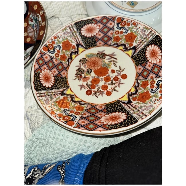 Antique pair of Japanese Porcelain 10" Plates - 4