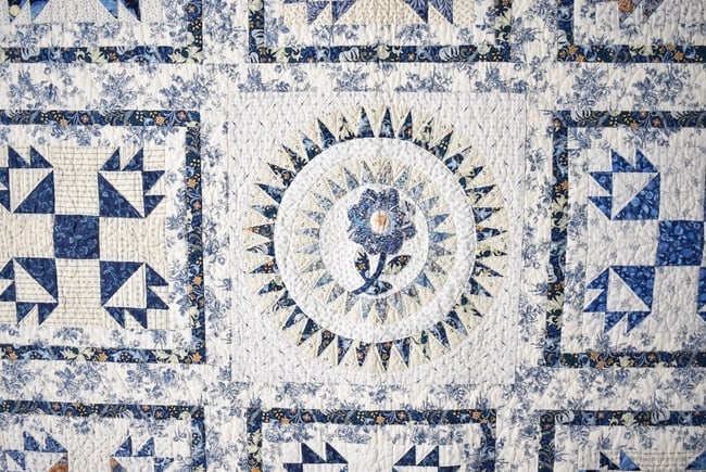 Signed & Dated Bear Paw Compass Quilt - 3