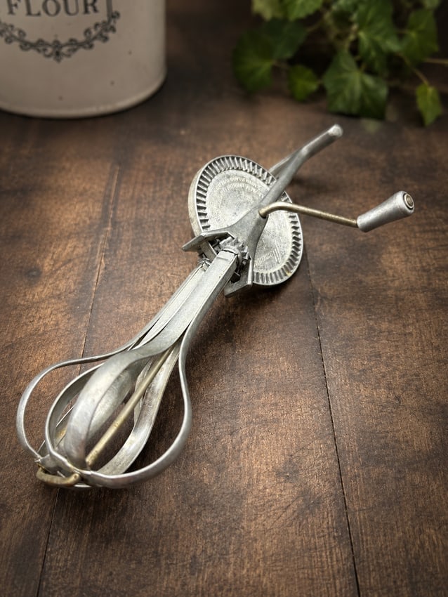 Early Maynard "Aluminum Beauty" Cast Aluminum Hand Crank Egg Beater | Art Deco Kitchen Tool | (1 of 8)