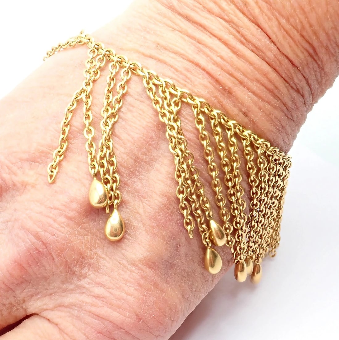 Van Cleef & Arpels 18k Gold Magic Alhambra Carnelian Motif Long Necklace Cert: Van Cleef & Arpels Magic Alhambra necklace crafted in 18k yellow gold, showcasing an elegant oversized carnelian motif framed with signature beaded edges. Warm, rich red tones evoke luck and vitality,