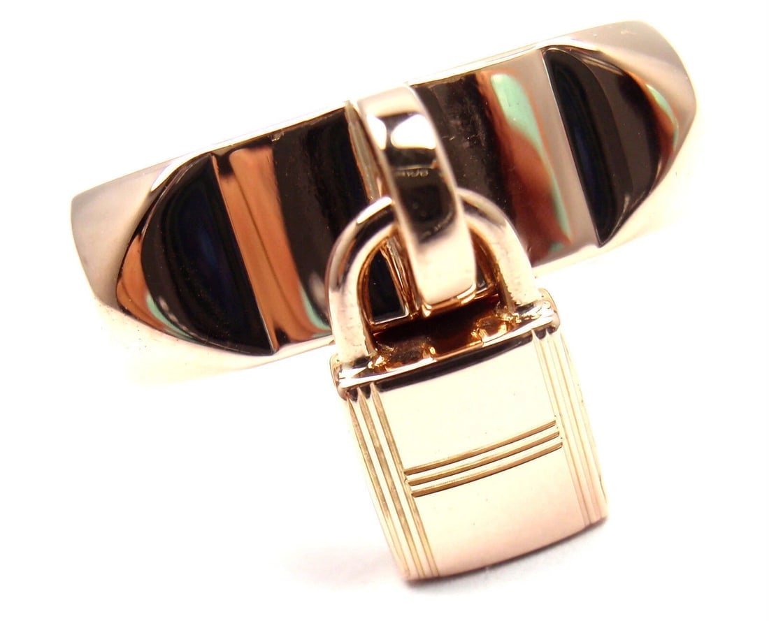 Authentic! Hermes 18k Rose Gold Collier De Chien Lock Band Ring Size 49 US 4 3/4: Authentic! Hermes 18k Rose Gold Collier De Chien Lock Band Ring Size 49 US 4 3/4 About This Piece: Metal: 18k Rose Gold Size: European 49, US 4 3/4 Weight: 8.4 grams Width: 6mm Hallmarks: HERMES 750