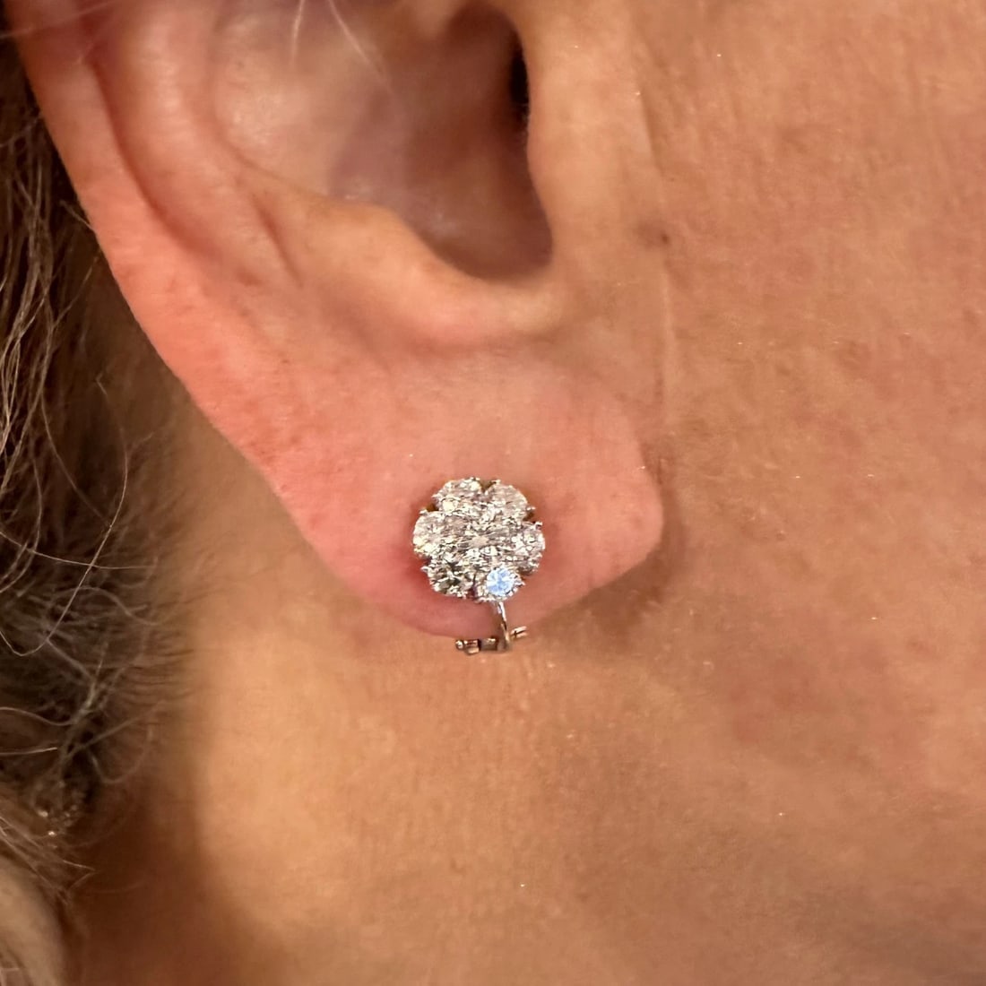 Authentic! Van Cleef & Arpels Platinum Diamond Fleurette Flower Earrings - 18