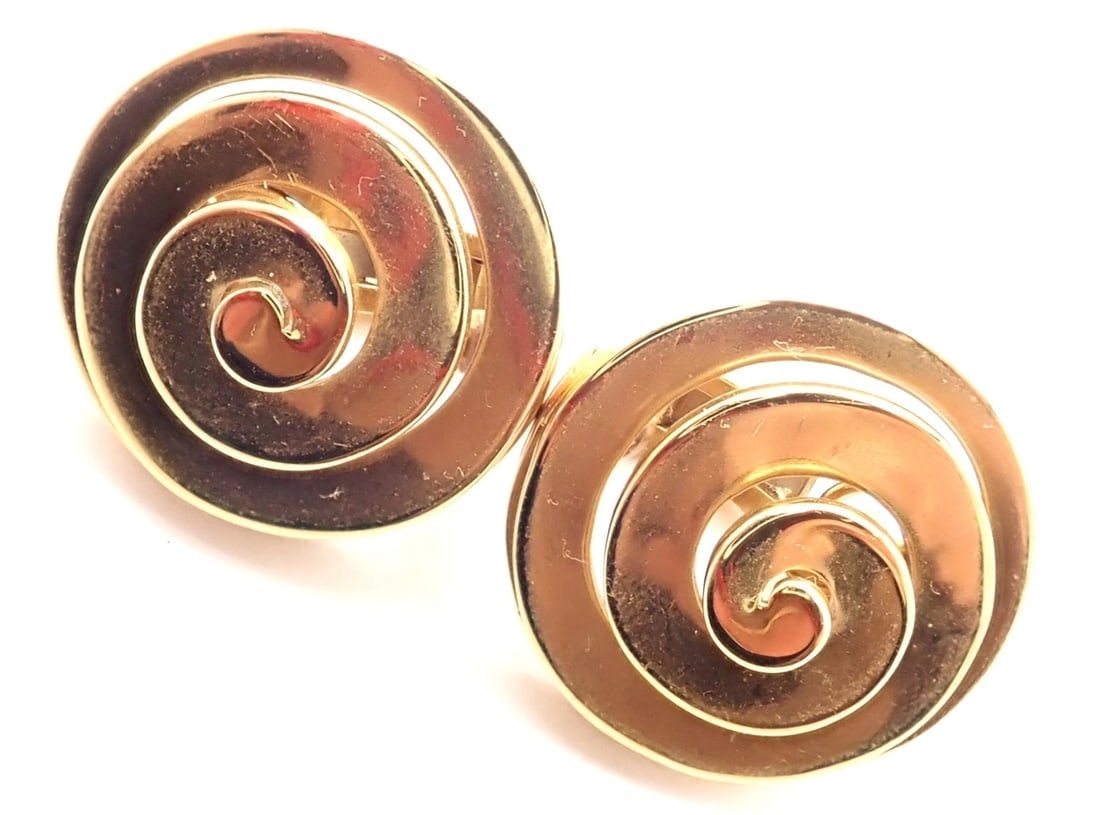 Authentic! Vintage BULGARI BULGARI 18k Yellow Gold Swirl Earrings: Authentic! Vintage BULGARI BULGARI 18k Yellow Gold Swirl Earrings About This Piece: Metal: 18k Yellow Gold Measurements: 21mm Weight: 18.4 grams **** These earrings are for pierced ears Hallmarks: