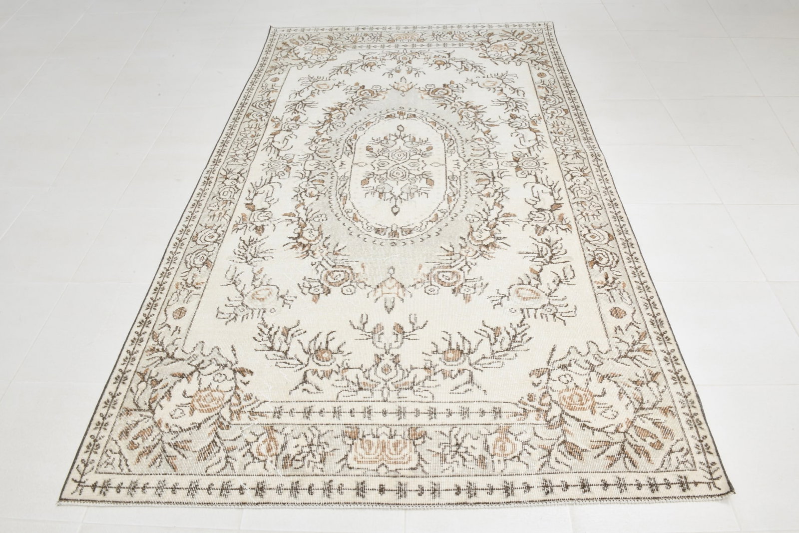 5'7'' x 9'4'' Vintage Wool Runner Rug - 22306 - 17