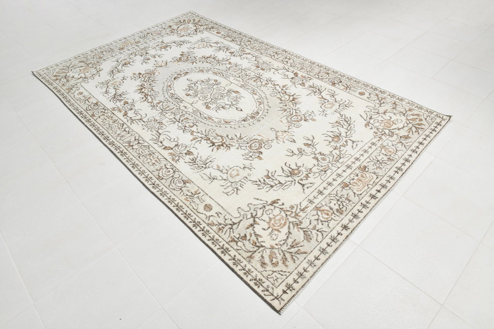 5'7'' x 9'4'' Vintage Wool Runner Rug - 22306 - 18