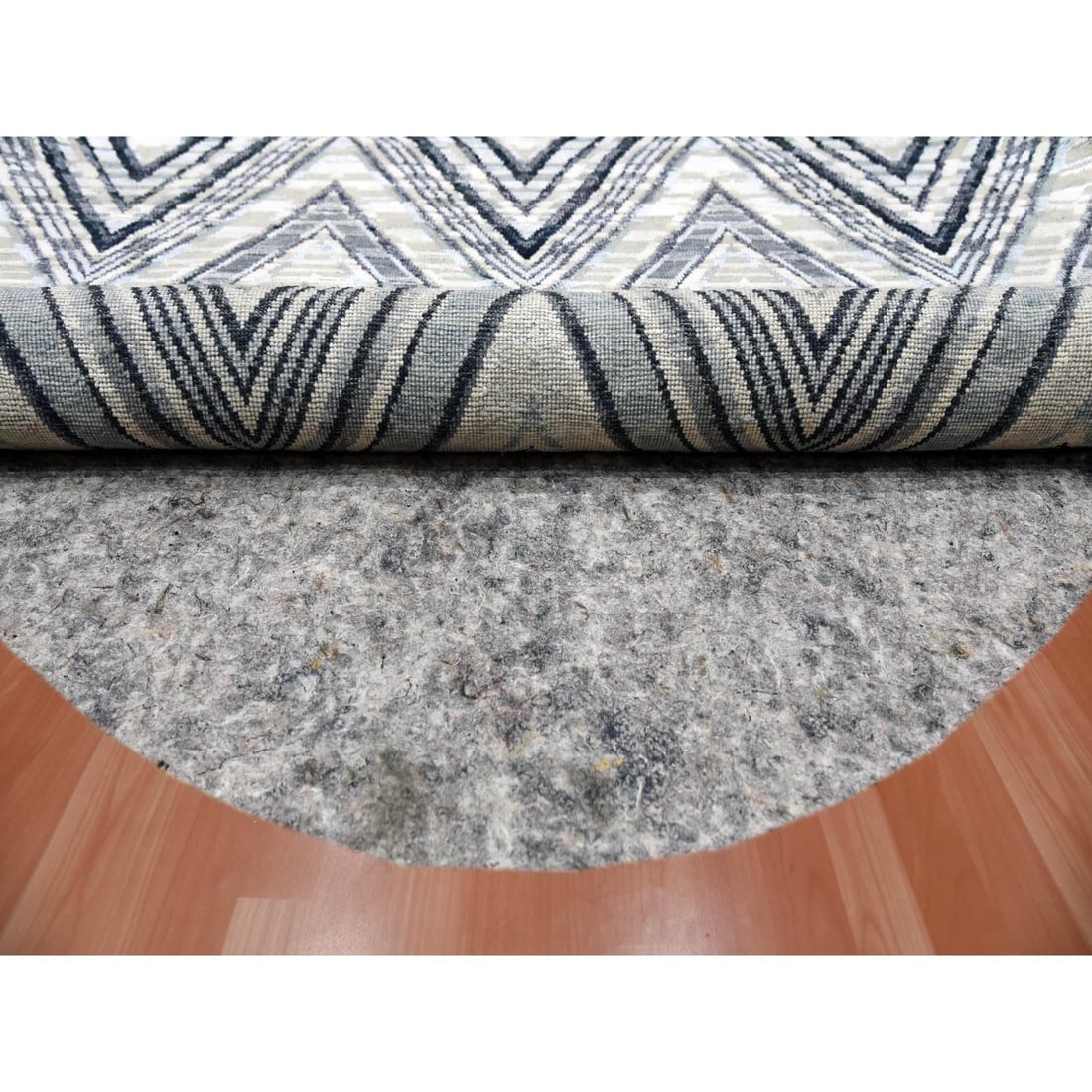 Round Chevron Design Modern Wool and Pure Silk Hand Knotted Rug - 3