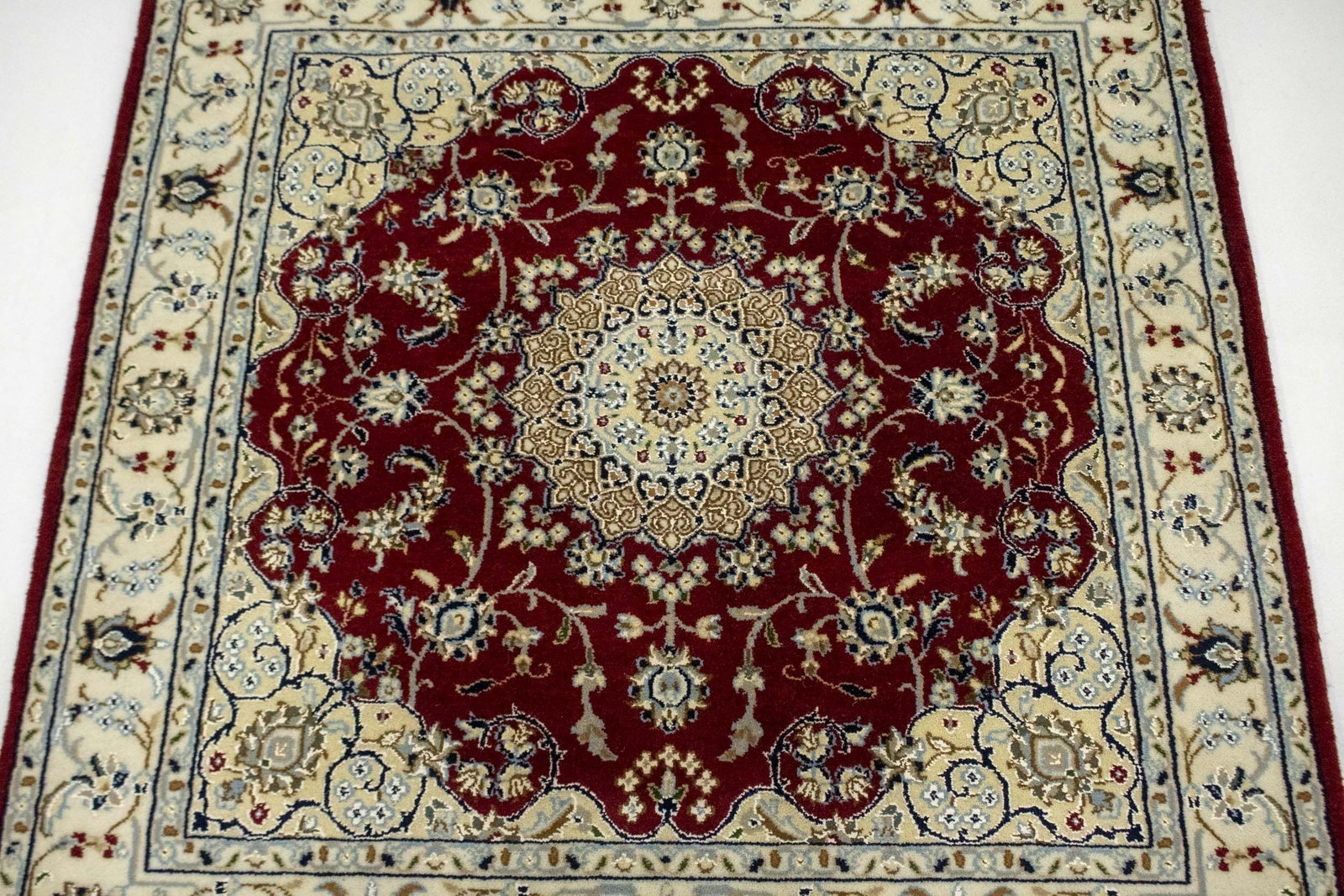 Red Floral 4X4 Indo-Nain Oriental Square Rug - 3