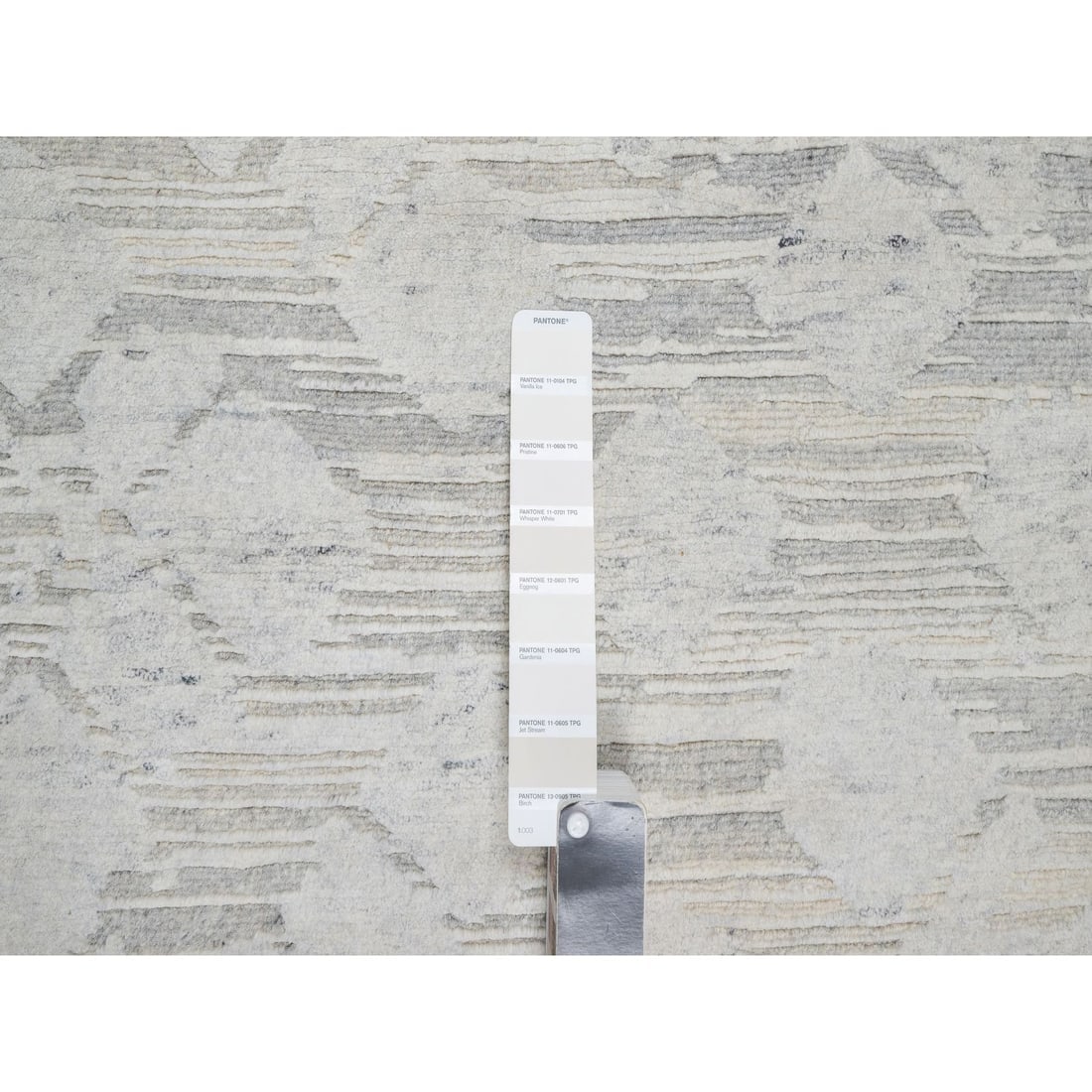 Platinum Gray, Modern, Undyed Natural Wool Hand Knotted Round Rug - 4