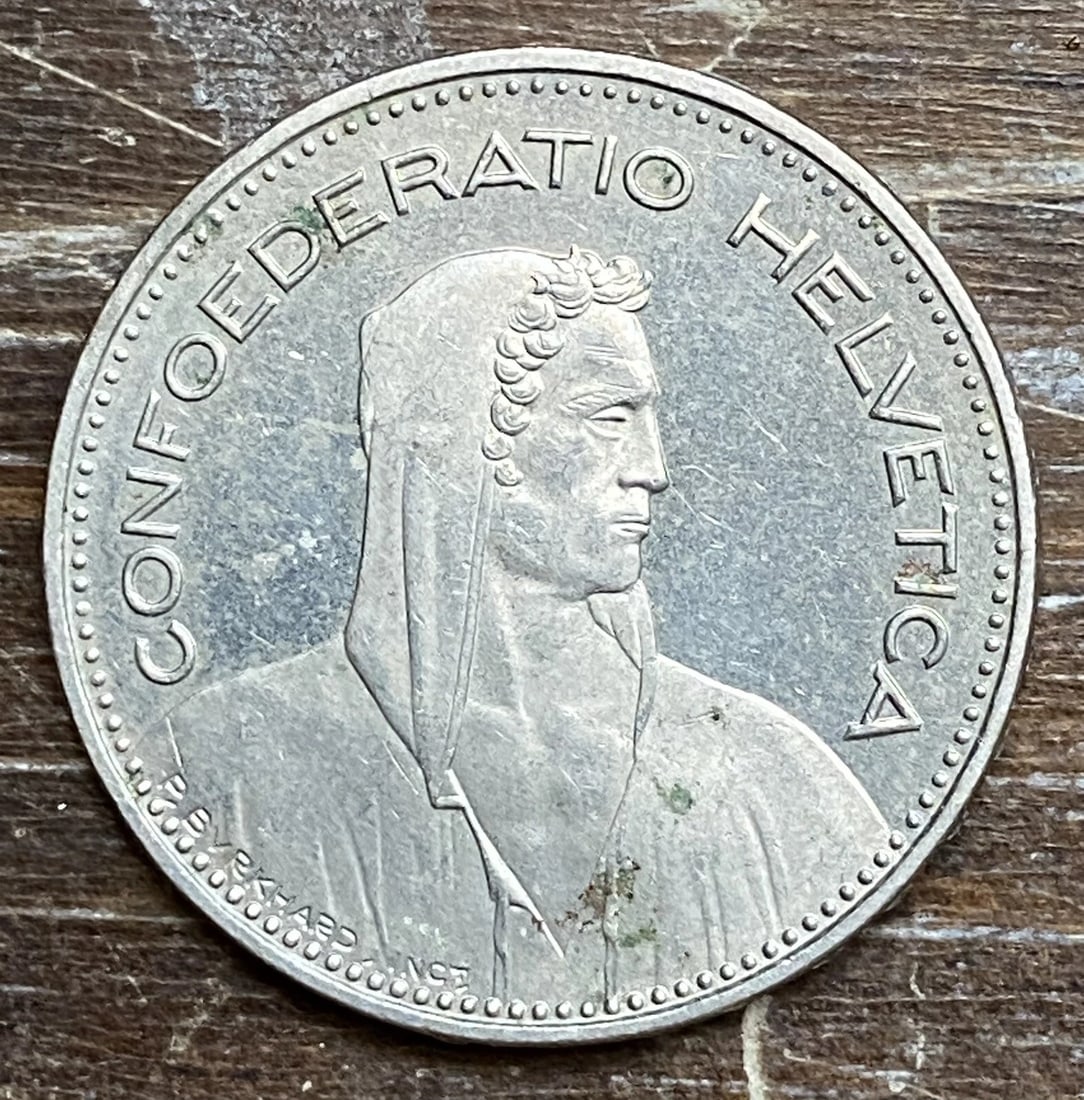 5 FR SWISS Francs 1968 B Confoederatio HELVETICA Collectible Circulated Coin: This 5 Francs Swiss coin from 1968 is a great addition to any coin collection. The design features the Confoederatio Helvetica emblem, which represents the Swiss Confederation. The coin has been circu