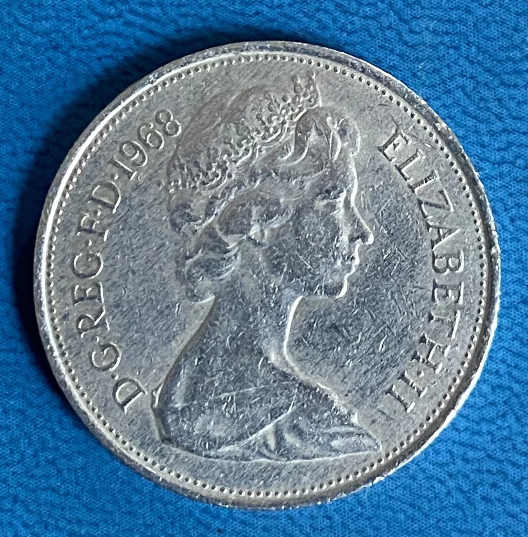 1968 UK 10 New Pence Coin Queen Elizabeth II Great Britain England Size 28 mm: This 1968 UK 10 New Pence coin features Queen Elizabeth II and has a diameter of 28 mm. It is made of copper-nickel, has circulated, and is ungraded. The coin is a part of Great Britain's decimal coin