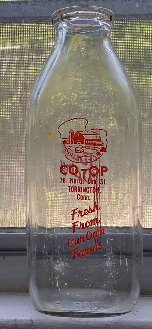 VINTAGE FARM 8 1/2" FINEST DAIRY CO-OP TORRINGTON CONN 1 ONE QUART MILK BOTTLE (1 of 6)