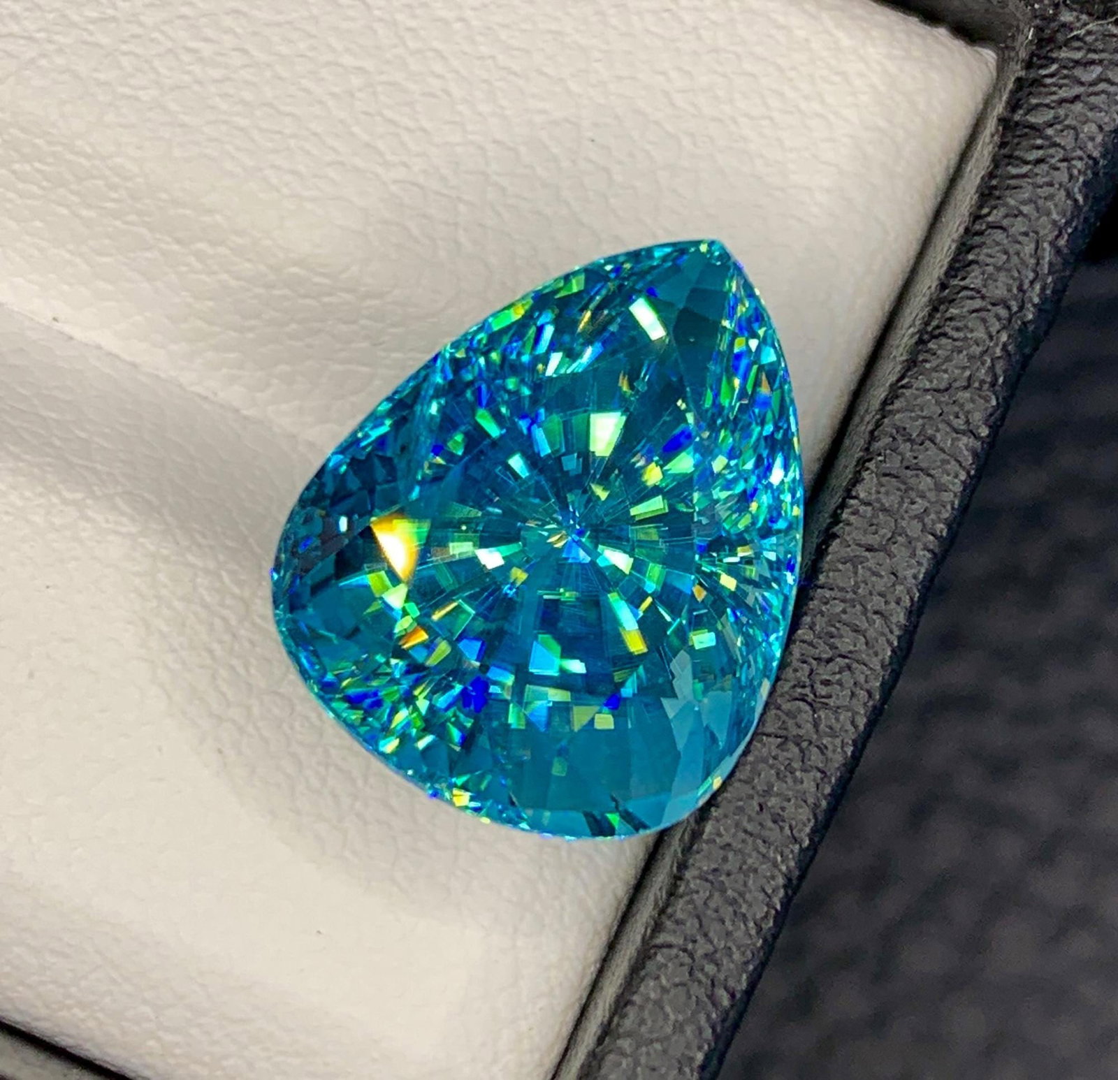 Natural Cambodia Blue Zircon 18.28 Carat Loose Gemstone - Large Faceted Blue Zircon for Ring Pendant: Natural Blue Zircon from Cambodia, weighing an impressive 18.28 carats. Renowned for its dazzling brilliance and vivid blue color, this exceptional gemstone is a true collector's piece. Carefully face