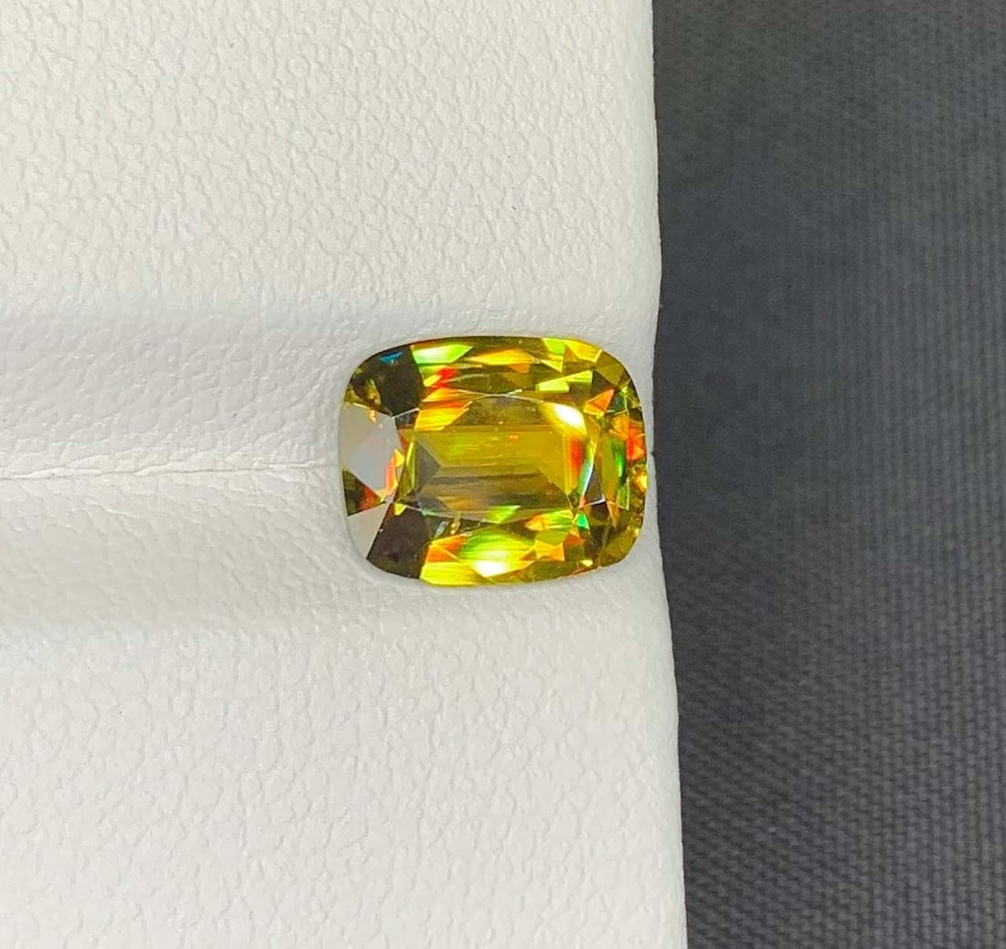 AIG Certified Lustrous Sphene Gemstone: Yellow/Green Cushion Cut, 2.76 Carat - 4