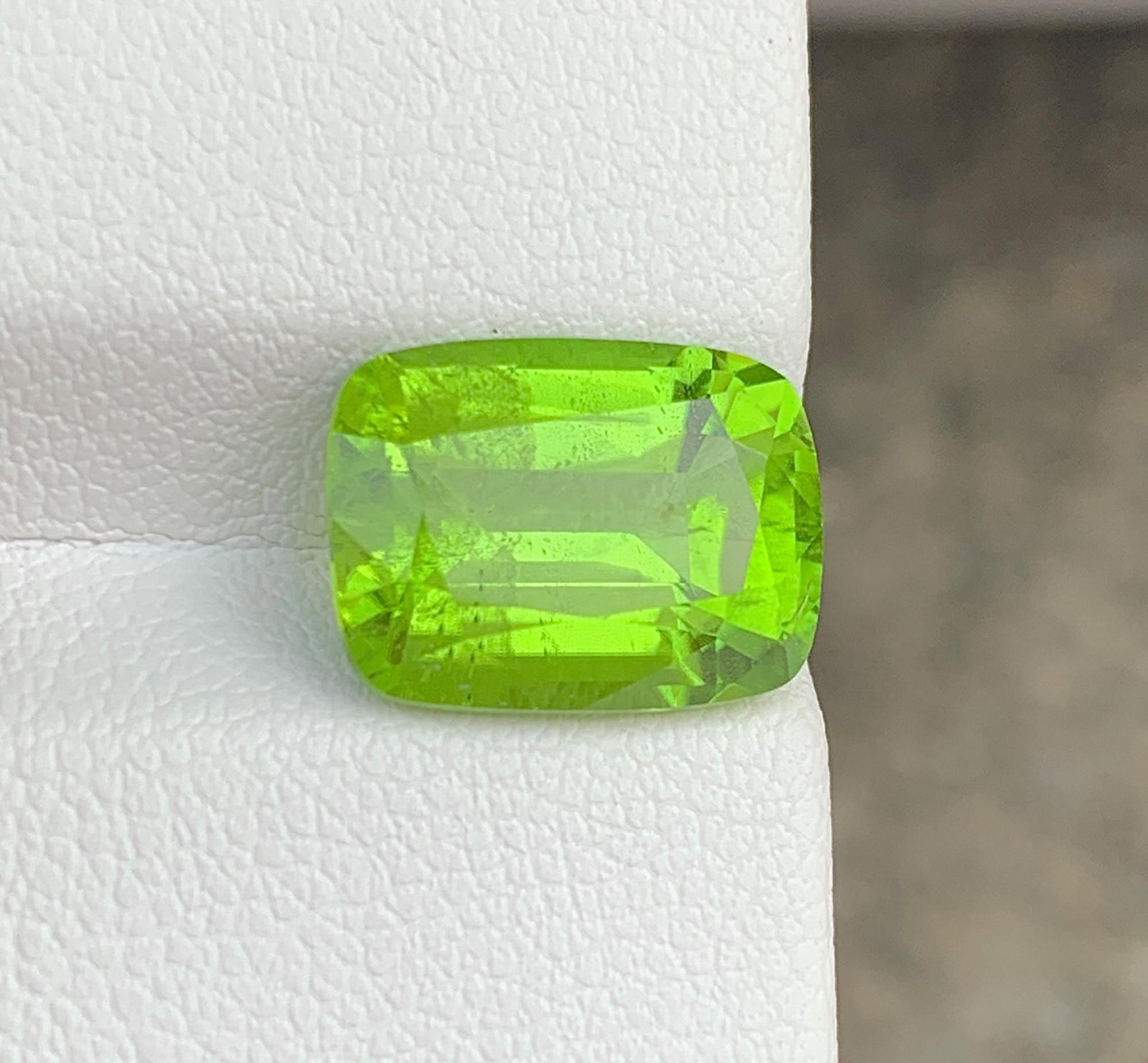 Cushion Cut Peridot Gemstone: Natural August Birthstone, Pakistan (5.90 carats) - 4