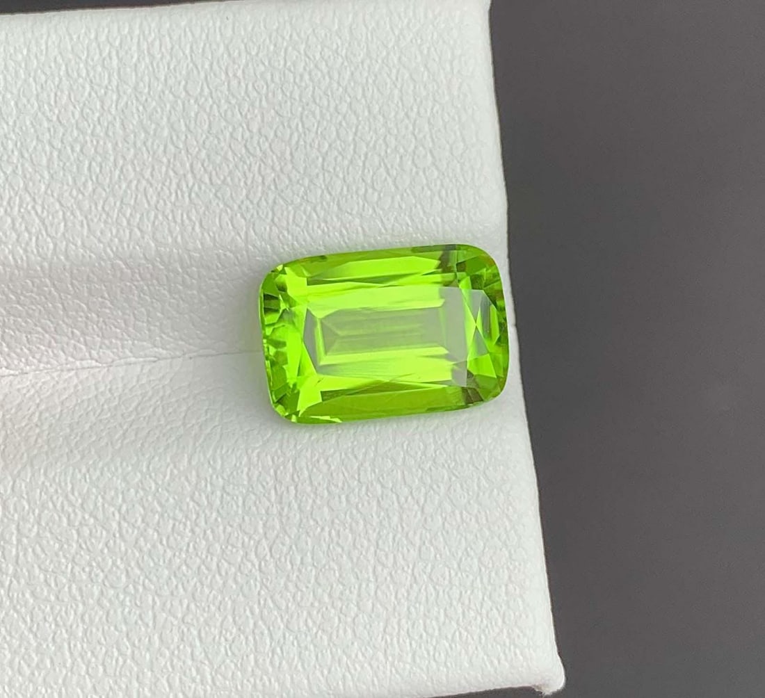 Cushion Cut Peridot Gemstone: Natural August Birthstone, Pakistan (4.23 carats) - 2