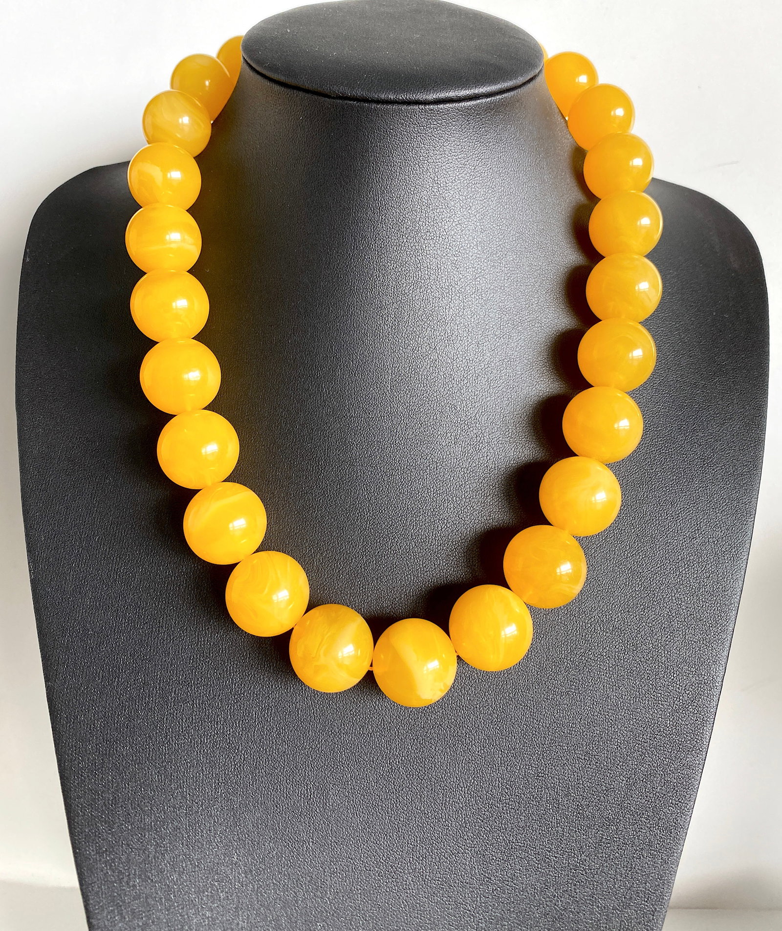 Unique and Stunning Amber Necklace made from Round Amber beads: Title:Unique and Stunning Amber Necklace made from Round Amber beads Metal:None Gemstone:Amber Weight:131.8 g Size:Bead size: 20 mm Bead size: 0.787 inches Made of:(Reconstituted Amber or Whole