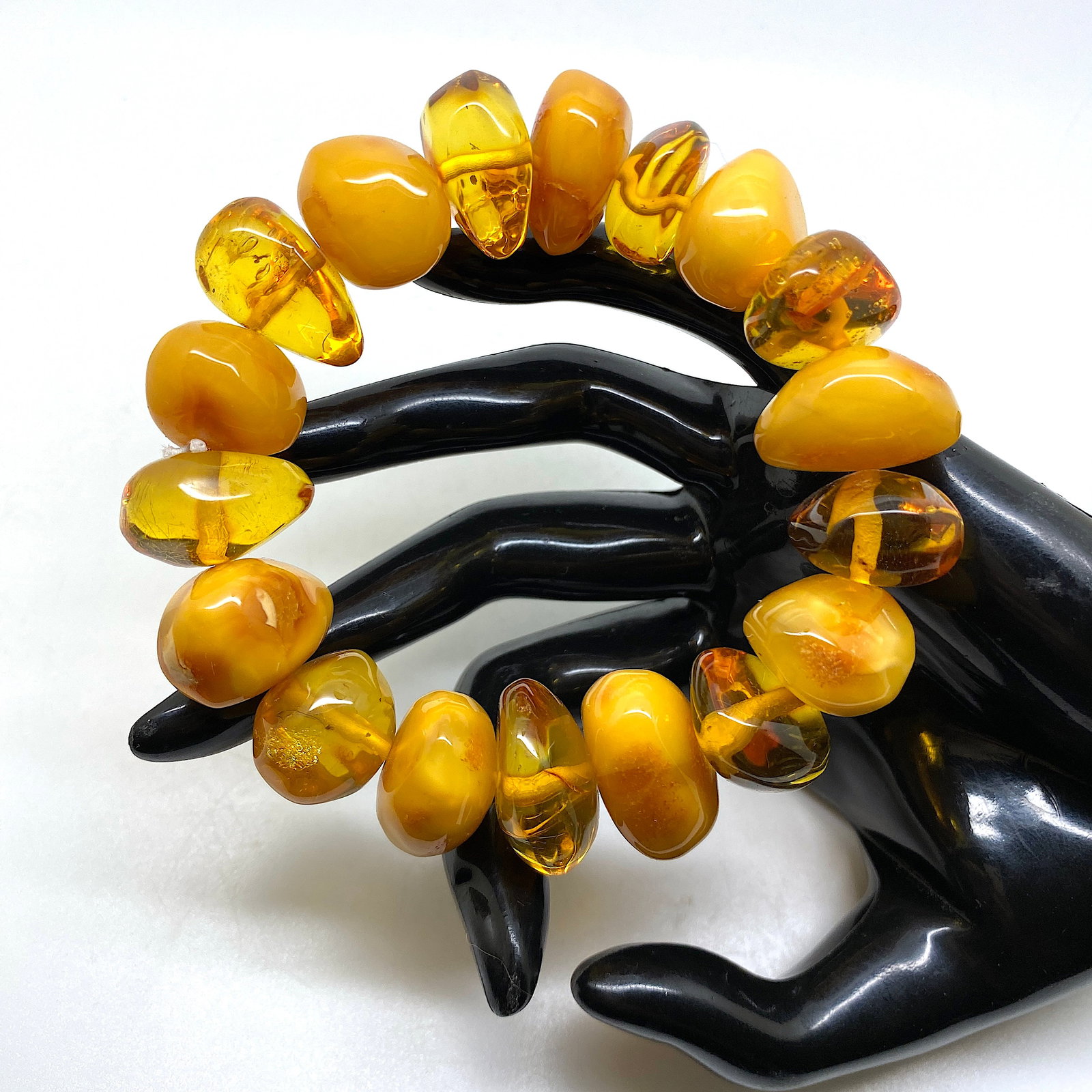 Impressive Vintage Amber Bracelet: Title:Impressive Vintage Amber Bracelet Metal:None Gemstone:Whole Stone Weight:45.2 g Size:20mm Made of:(Reconstituted Amber or Whole Stone):Natural Amber Additional information:Impressive Vintage Amb
