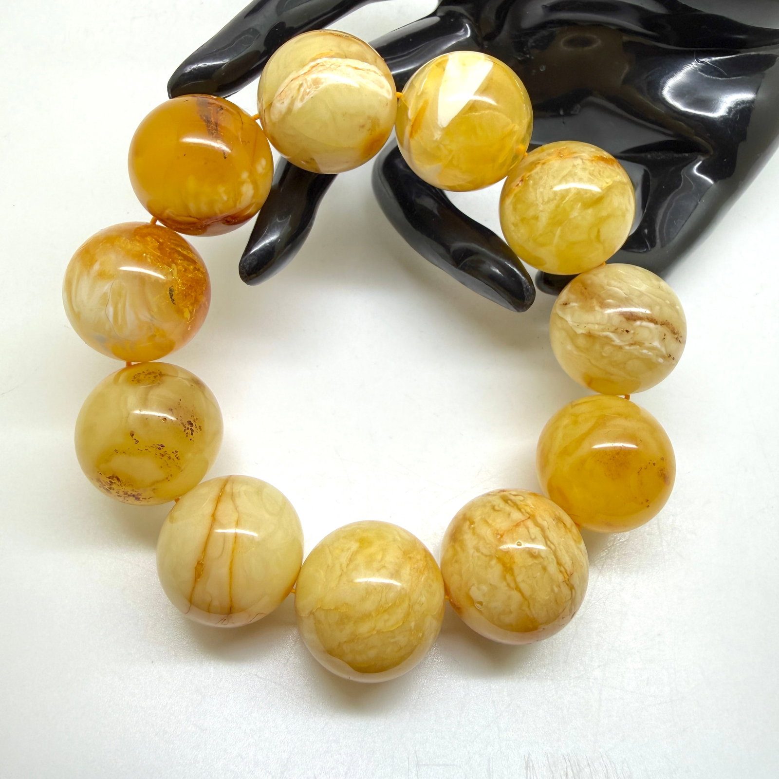 Delightful Vintage Amber Bracelet: Title:Delightful Vintage Amber Bracelet Metal:None Gemstone:Whole Stone Weight:80.0 g Size:24mm Made of:(Reconstituted Amber or Whole Stone):Natural Amber Additional information:Delightful Vintage Amb