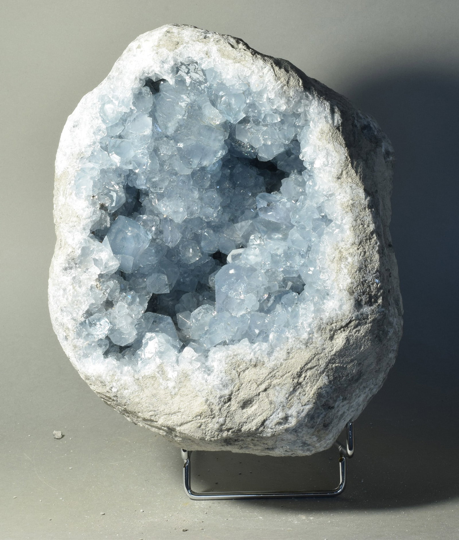 Superb Celestite geode: Title: Superb Celestite geode Origin: Madagascar Size: 21 x 17 x 11 cm Description: Mineral: Celestite Locality: Madagascar Measurements: 21 x 17 x 11 cm Weight: 6.8 kg Large celestite with gorgeous l