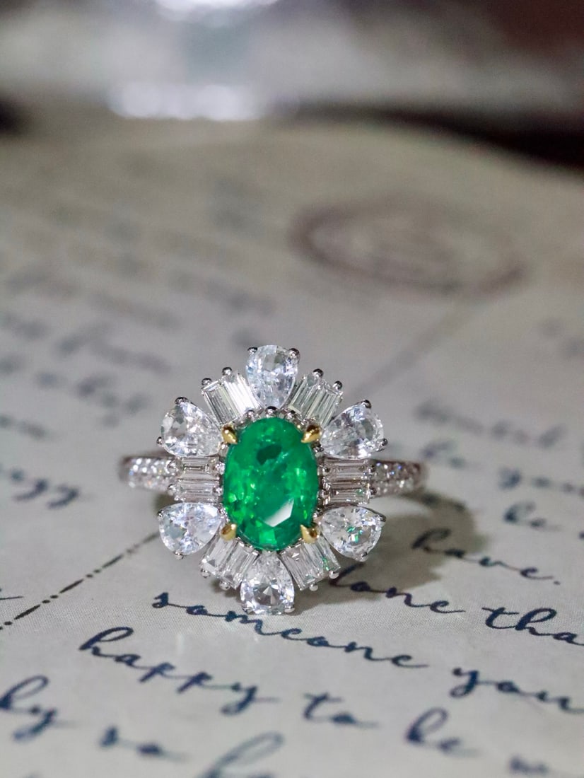 18K Gold Emerald Ring: Title: 18K Gold Emerald Ring Description: This ring features a vintage design that highlights the unique charm of the emerald. The exquisite craftsmanship combined with a stylish design makes it a