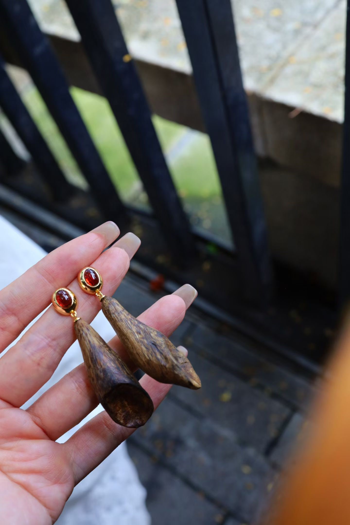 Natural Agarwood Garnet Earrings - 3