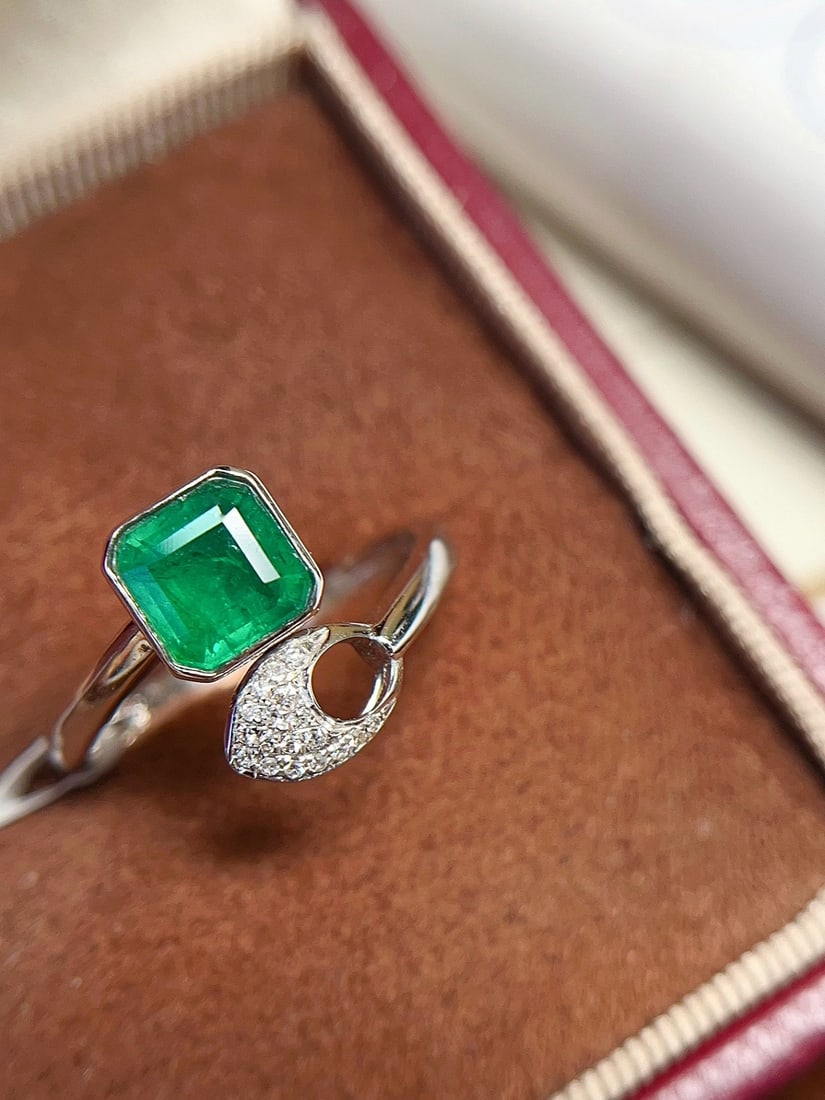 18K Gold Emerald Ring - 4