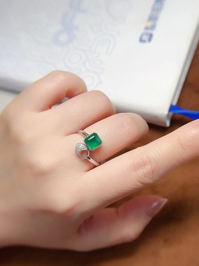 18K Gold Emerald Ring - 5