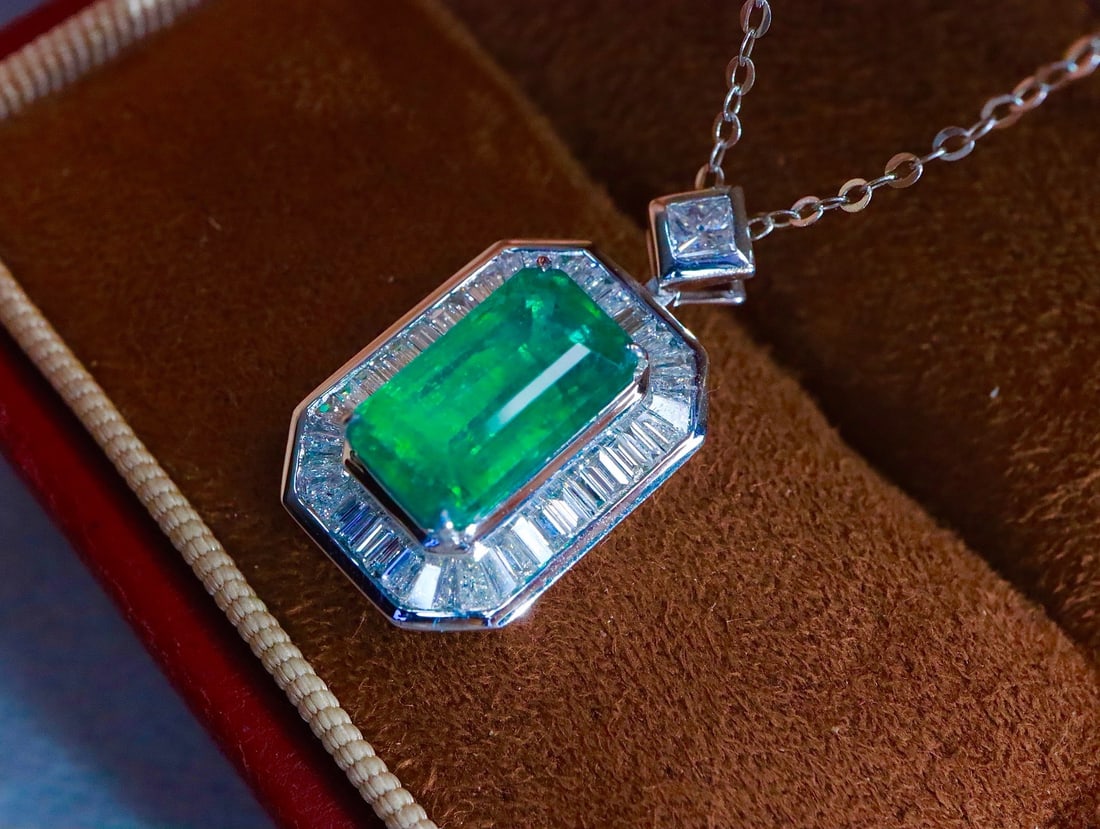 18K Gold Emerald Pendant - 3