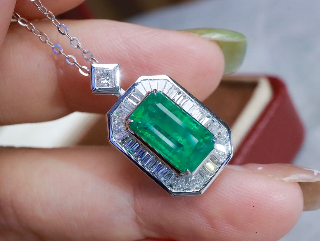 18K Gold Emerald Pendant - 4