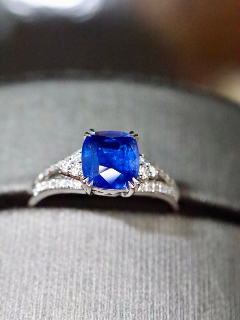 18K Classic Royal Blue Sapphire Ring - 4