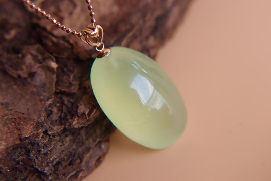 18K Gold Prasiolite Pendant: Title: 18K Gold Prasiolite Pendant Description: This 18K gold pendant features a prasiolite with a captivating color, exuding an elegant aura. Its design is simple yet noble, suitable for various